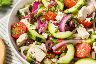 Salatalık Feta ve Zeytinli Ev Yapımı Yunan Köylü Salatası