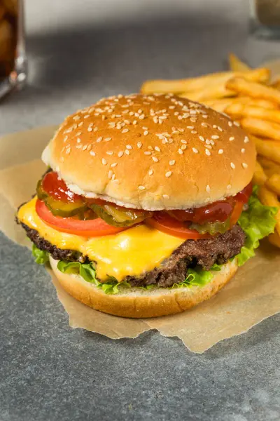 Fast Food Cheeseburger ve patates kızartması ile marul domates ve turşu.