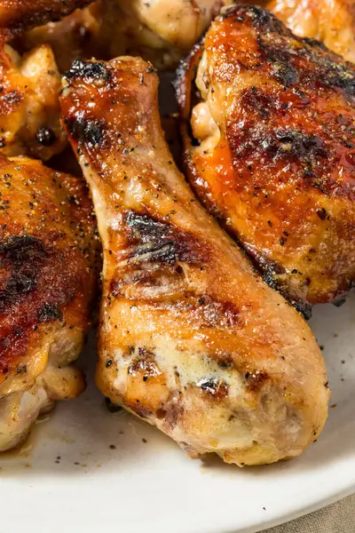 Alabama beyaz soslu ev yapımı ızgara tavuk kanadı ve bacağı.