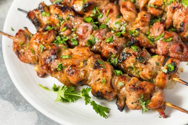 Lime ve Cilantro ile ev yapımı Tayland Domuz Şişleri