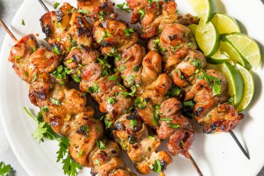 Lime ve Cilantro ile ev yapımı Tayland Domuz Şişleri