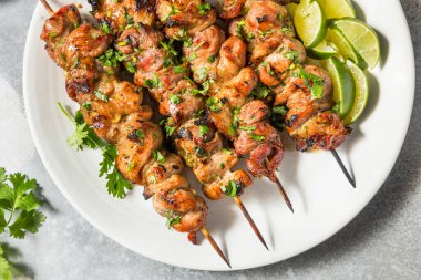 Lime ve Cilantro ile ev yapımı Tayland Domuz Şişleri