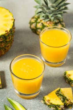 Soğuk Ananas Suyu İçmeye Hazır