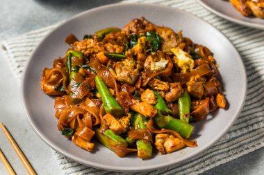 Lezzetli Asya Pedi Bakınız Tavuk ve Brokoli ile Ew Erişteleri