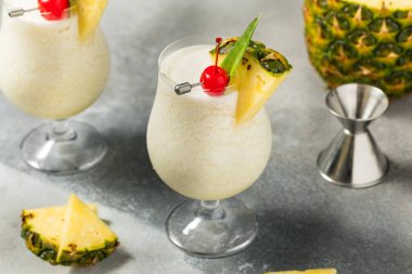 Harmanlanmış PIna Colada Kokteyli Rom ve Ananas ile Tazeleniyor