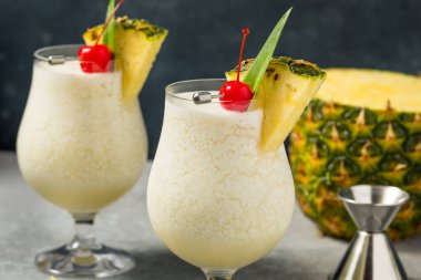 Harmanlanmış PIna Colada Kokteyli Rom ve Ananas ile Tazeleniyor