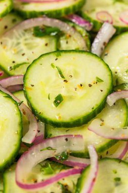 Soğan ve maydanozlu sağlıklı salatalık.