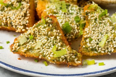 Ev yapımı Çin karidesli tost, susam ve Soya soslu.