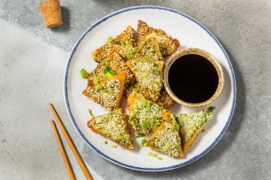 Ev yapımı Çin karidesli tost, susam ve Soya soslu.