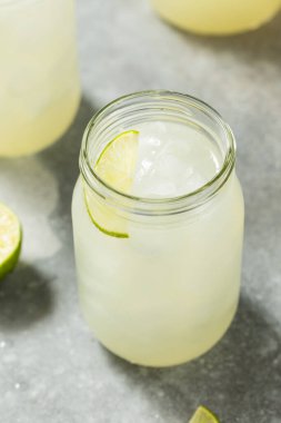 Şekerli ve buzlu soğuk ferahlatıcı limonata