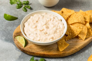 Ev yapımı Baharatlı Mısır Tatlı Mayo Soslu Tortilla Cipsi