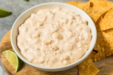 Ev yapımı Baharatlı Mısır Tatlı Mayo Soslu Tortilla Cipsi