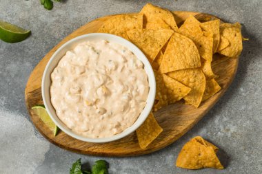 Ev yapımı Baharatlı Mısır Tatlı Mayo Soslu Tortilla Cipsi