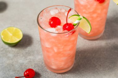 Limonlu limonlu soğuk kirazlı soda.