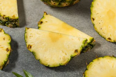 Organik Çiğ Tatlı Ananas Meyvesi Yemeye Hazır