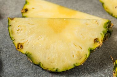 Organik Çiğ Tatlı Ananas Meyvesi Yemeye Hazır