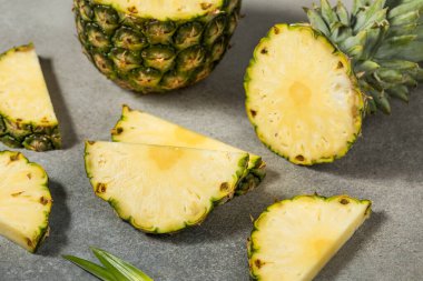 Organik Çiğ Tatlı Ananas Meyvesi Yemeye Hazır