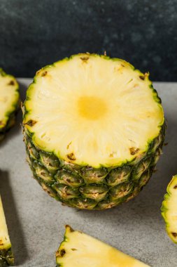 Organik Çiğ Tatlı Ananas Meyvesi Yemeye Hazır