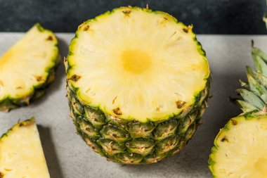 Organik Çiğ Tatlı Ananas Meyvesi Yemeye Hazır