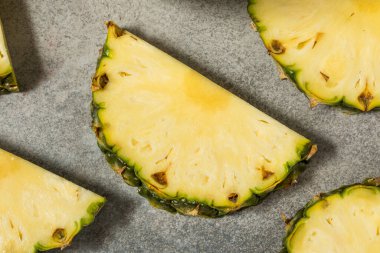 Organik Çiğ Tatlı Ananas Meyvesi Yemeye Hazır