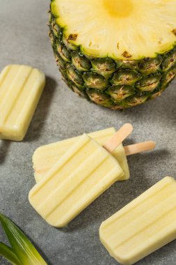 Hindistancevizli sağlıklı Pineapple Pina Colada dondurması.