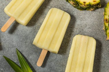 Hindistancevizli sağlıklı Pineapple Pina Colada dondurması.