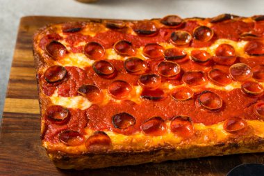 Mozarella ve soslu ev yapımı Pepperoni Detroit usulü pizza.