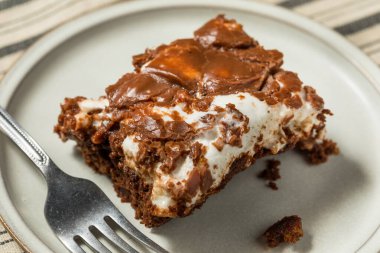 Ev yapımı Mississippi Çamurlu Kek Çikolata ve Şekerlemeli