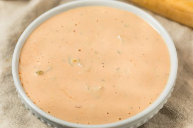 Turşu ve mayonezli ev yapımı baharatlı hamburger sosu.