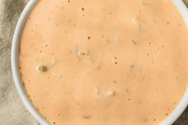 Turşu ve mayonezli ev yapımı baharatlı hamburger sosu.