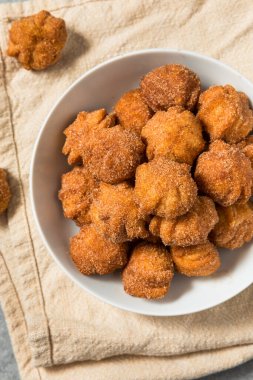 Tarçın ve şekerli ev yapımı Churro Donut.