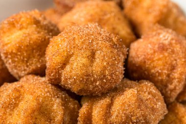 Tarçın ve şekerli ev yapımı Churro Donut.