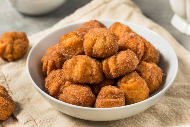 Tarçın ve şekerli ev yapımı Churro Donut.