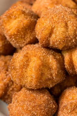 Tarçın ve şekerli ev yapımı Churro Donut.