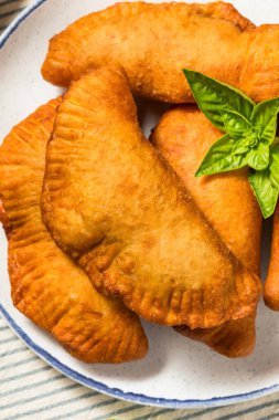 Peynirli ve soslu ev yapımı İtalyan Panzerotti Pizza Calzone.