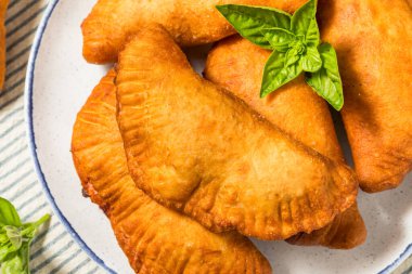 Peynirli ve soslu ev yapımı İtalyan Panzerotti Pizza Calzone.