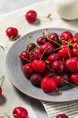 Çiğ Kırmızı Organik Kirazlar Kökleri Kasede