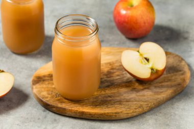 Mason Kavanozunda Soğuk Elma Suyu Tazeleniyor