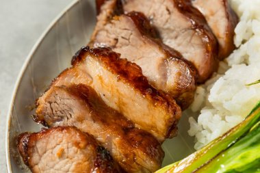 Çin Char Siu Pork ile Bok Choy ve Beyaz Pirinç