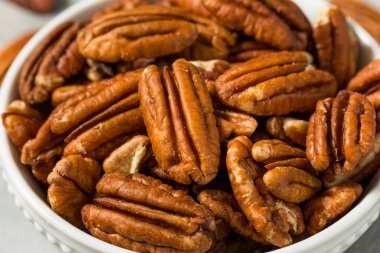 Kase içinde organik çiğ ceviz.