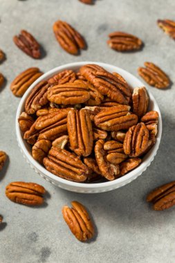 Kase içinde organik çiğ ceviz.