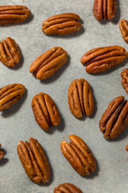 Kase içinde organik çiğ ceviz.