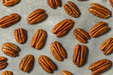 Kase içinde organik çiğ ceviz.