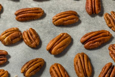 Kase içinde organik çiğ ceviz.