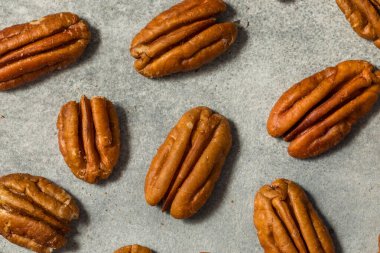 Kase içinde organik çiğ ceviz.