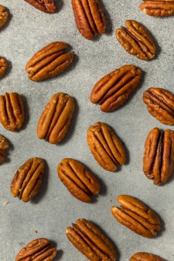 Kase içinde organik çiğ ceviz.