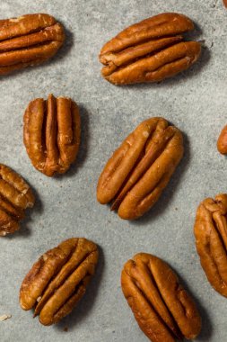 Kase içinde organik çiğ ceviz.