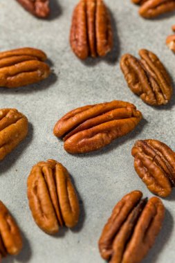 Kase içinde organik çiğ ceviz.