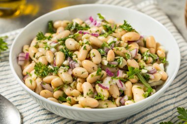 Bitki ve soğanlı sağlıklı soğuk beyaz fasulye yaz salatası.
