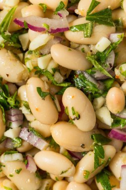 Bitki ve soğanlı sağlıklı soğuk beyaz fasulye yaz salatası.